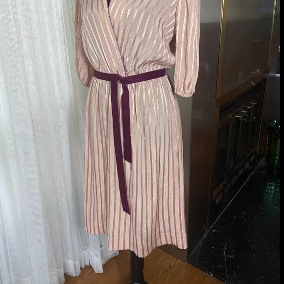 Vintage 80s dress, gold rose textured, velvet raspberry ribbon, size ML - Picture 2 of 11